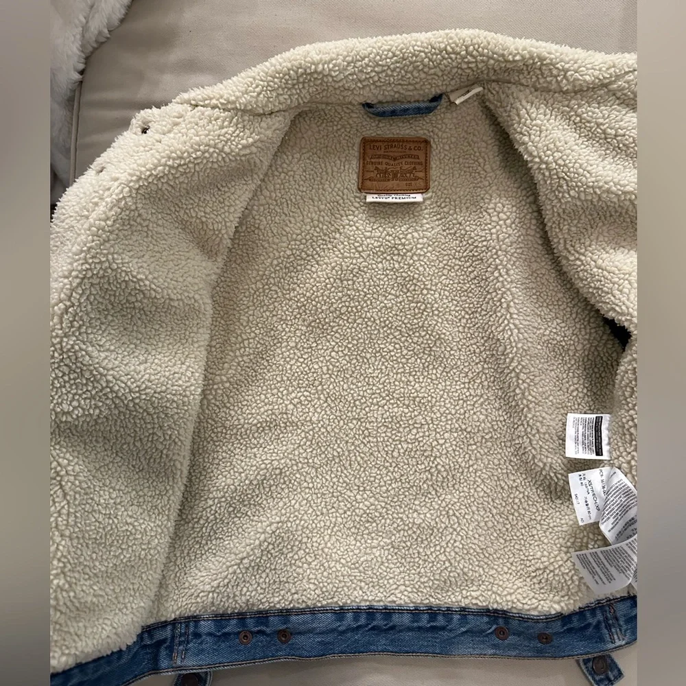 Levi’s Original Sherpa Trucker Jean Jacket - Picture 4 of 8